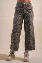 Load image into Gallery viewer, Leopard Printed Marine Straight Pants

